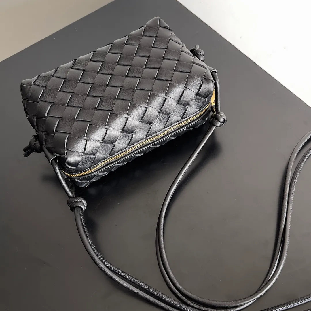 Batch 1560 New version and new color (third generation) 𝗕𝗼𝘁𝘁𝗲𝗴𝗮 𝗩𝗲𝗻𝗲𝘁𝗮———— The latest version of the loop camera bag💥 at the BV King of Cost-Effectiveness counter, large woven texture➕As always, ultra-high-quality lambskin, with zippers and adjustable drawstrings, it is especially suitable for the belly💫It can fit anything, and it is very light in weight. It is suitable for girls of all ages. Size: 17*10*6cm Style number: 723547